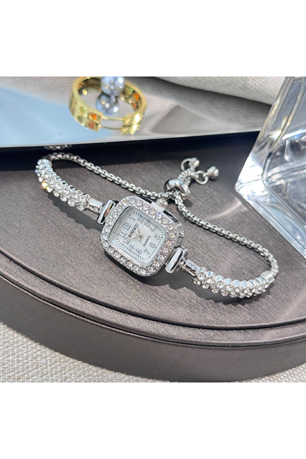 Silver The new ladies' small square watch features a double-row diamond bracelet and Arabic numerals