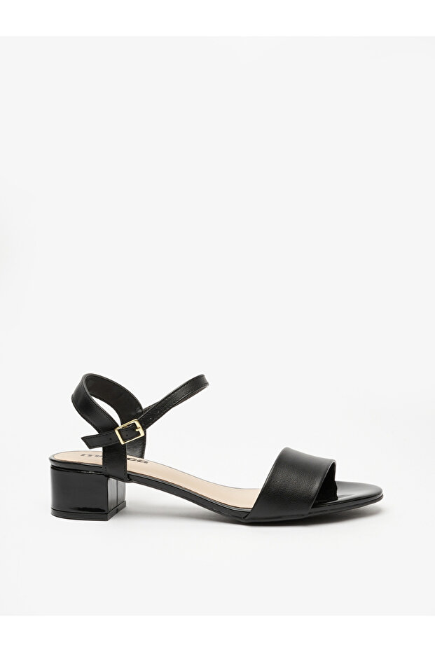 صندل مفتوح من الأمام بكعب حذاء بكعب عريض وأحزمة متعددة - 4