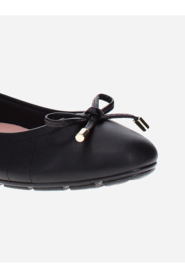 حذاء باليرينا سهل الارتداء بلون موحد مع تفاصيل فيونكة - 6