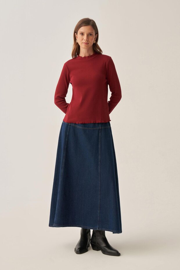 بدلة بودي باللون الأحمر الداكن ذات ياقة عالية وأكمام طويلة
