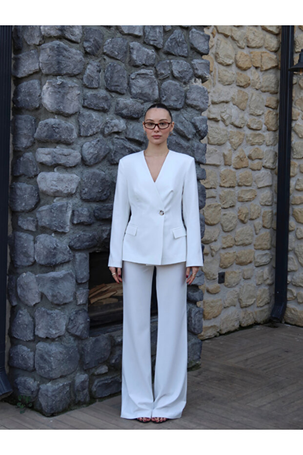 طقم سترة وبنطلون بياقة على شكل حرف V - 2