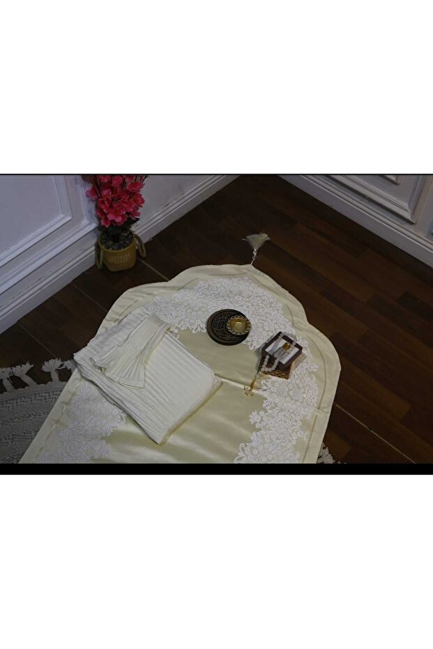 Prayer rug with prayer sheet - 1