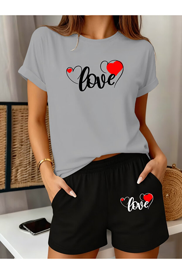 طقم شورت تي شيرت كبير الحجم مطبوع عليه LOVE
