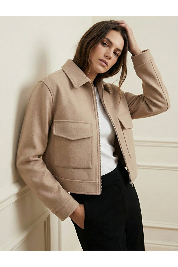 سترة بقصة قصيرة مبطنة ناعمة باللون البيج - 2