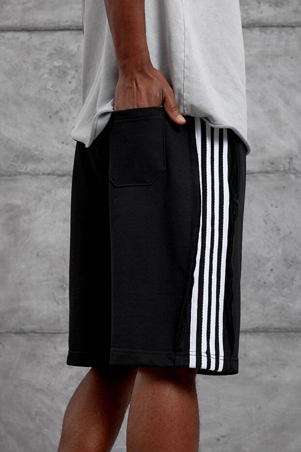 شورت أسود مطبوع بتصميم NAKIS كبير الحجم - 4