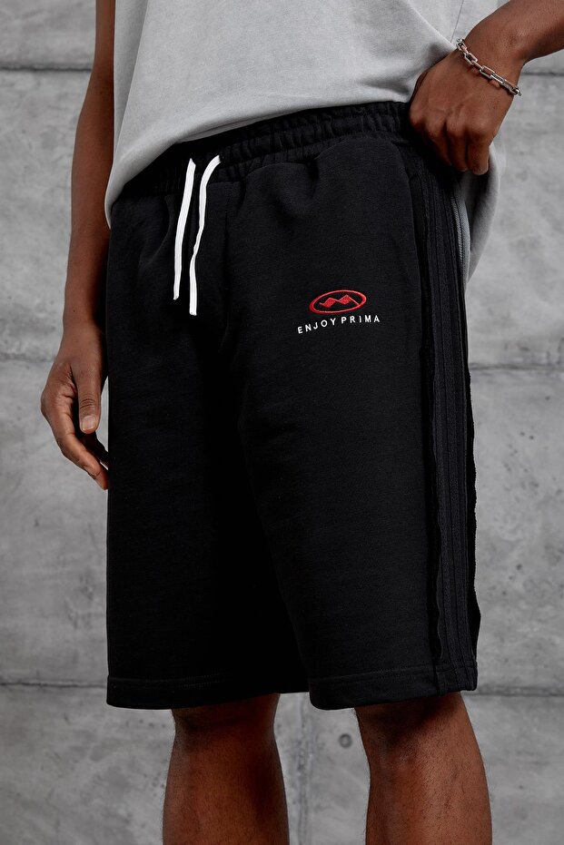 شورت أسود مطبوع بتصميم NAKIS كبير الحجم - 2