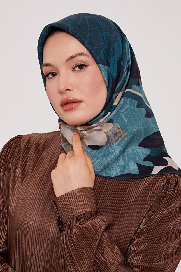 وشاح ملكي بنمط أوراق الشجر باللون الأخضر البترولي