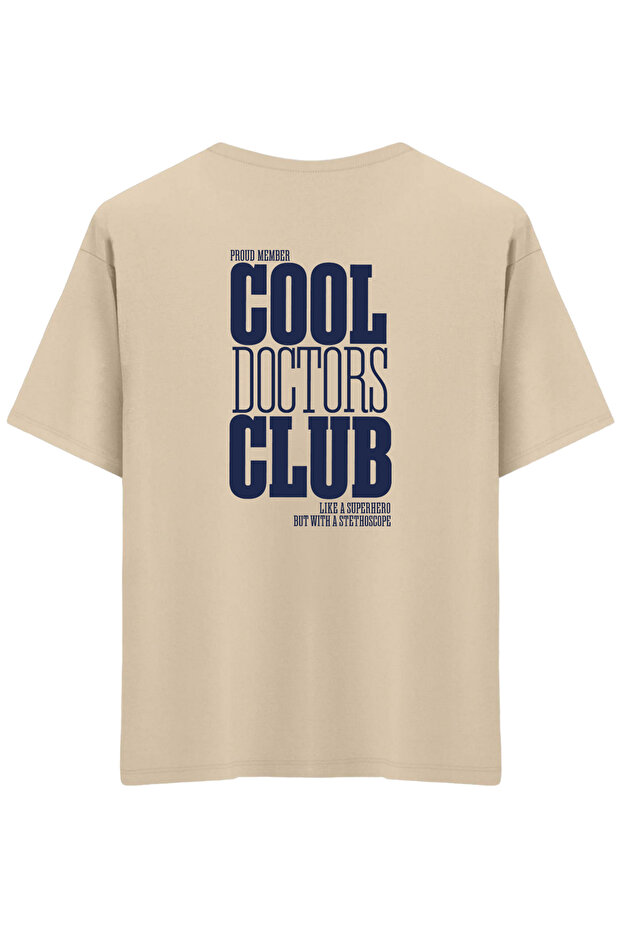 تي شيرت Cool Doctors Club مطبوع ذو رقبة دائرية كبير الحجم