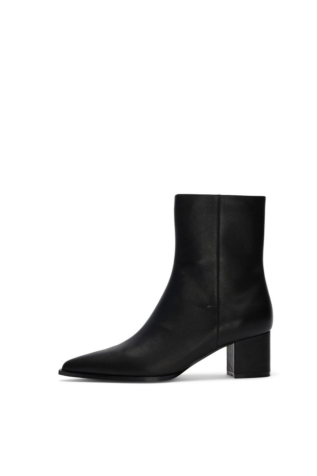 Stiefel mit Absatz Leder