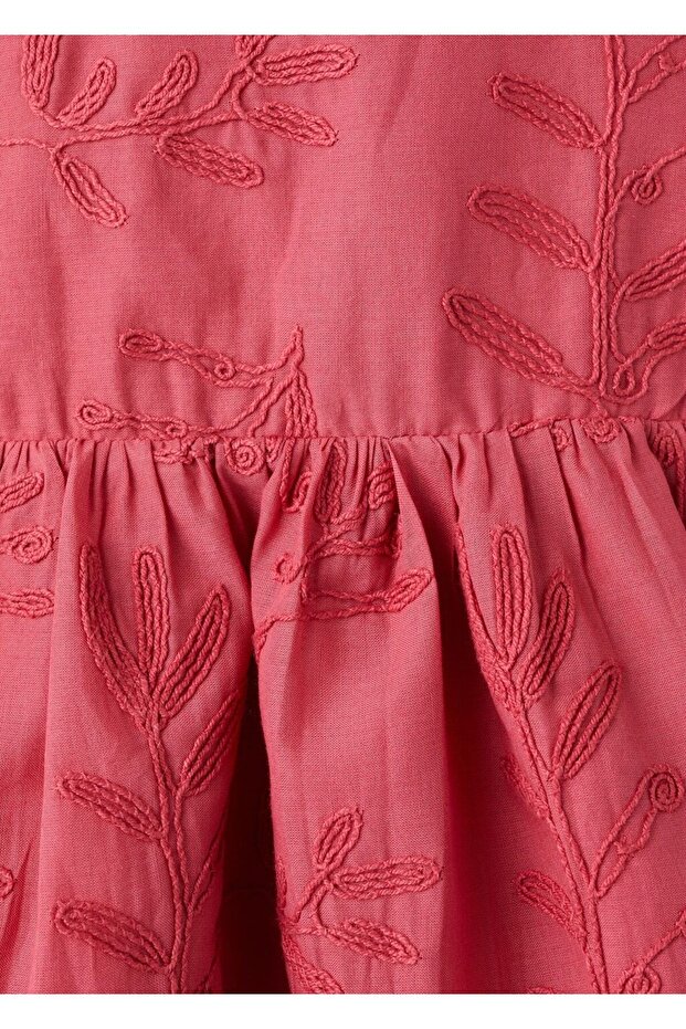 Sırtı açık işlemeli elbise - 4