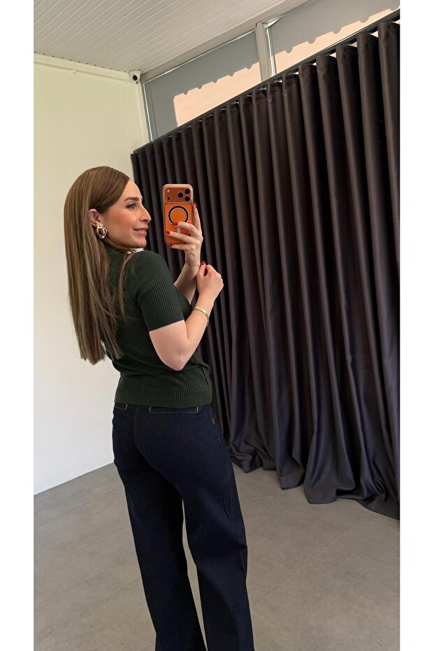 بلوزة ناعمة بسحاب نصف كلي باللون الأخضر - 3