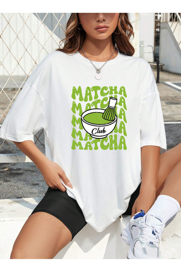 تي شيرت أبيض نسائي بأكمام قصيرة وياقة دائرية مطبوع عليه MATCHA MIX