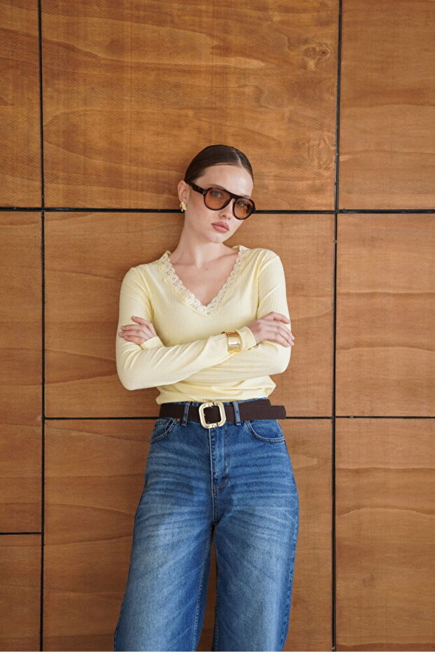 Блуза с дантелена яка - 3