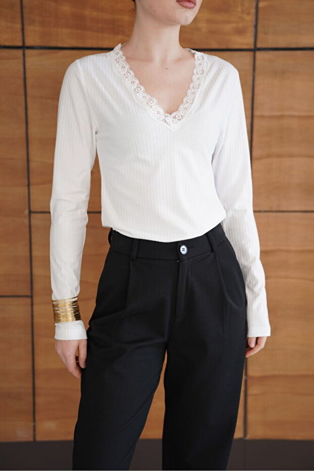 Блуза с дантелена яка - 2