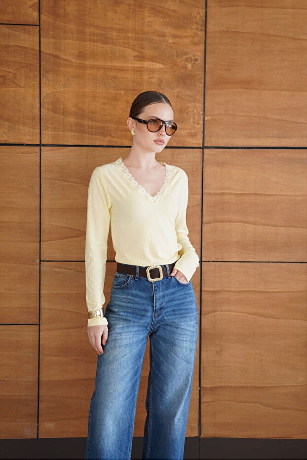 Блуза с дантелена яка - 1