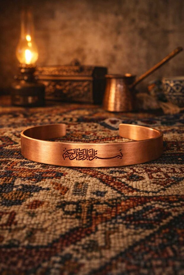 سوار من النحاس النقي D منقوش مصنوع يدويًا - نحاس طبيعي قابل للتعديل - تصميم أصيل للجنسين بسمعة ممتازة
