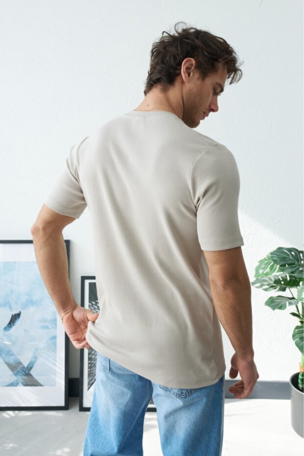 تي شيرت رجالي أساسي محبوك بلون بيج وياقة هينلي وأزرار نصفية - 3