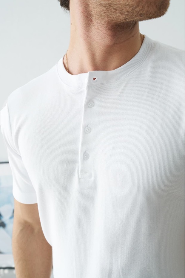 تي شيرت رجالي أبيض بياقة هينلي وأزرار ونصف فتحة من الأمام محبوك - 2