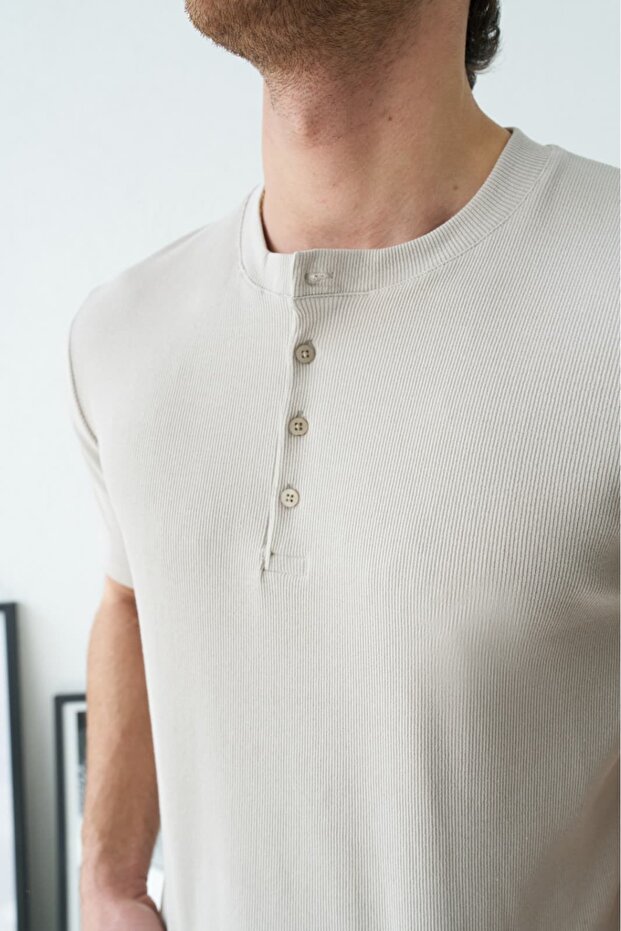 تي شيرت رجالي أساسي محبوك بلون بيج وياقة هينلي وأزرار نصفية - 2