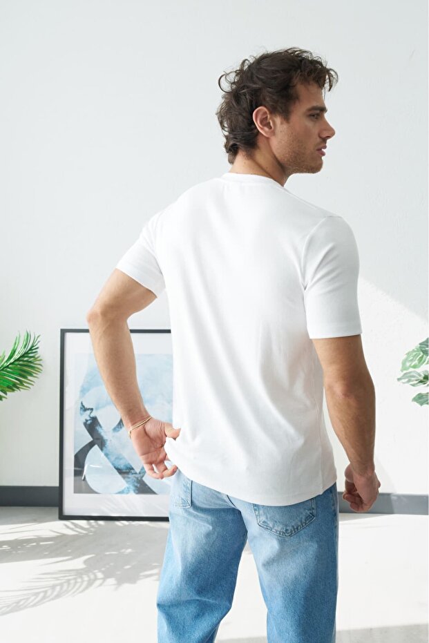 تي شيرت رجالي أبيض بياقة هينلي وأزرار ونصف فتحة من الأمام محبوك - 3