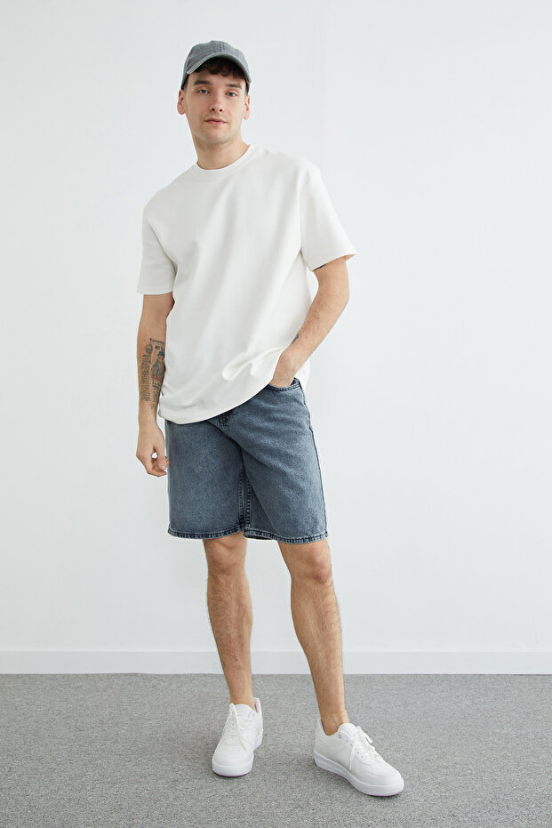 تي شيرت بيسك باللون الأسود ذو ياقة دائرية - 4