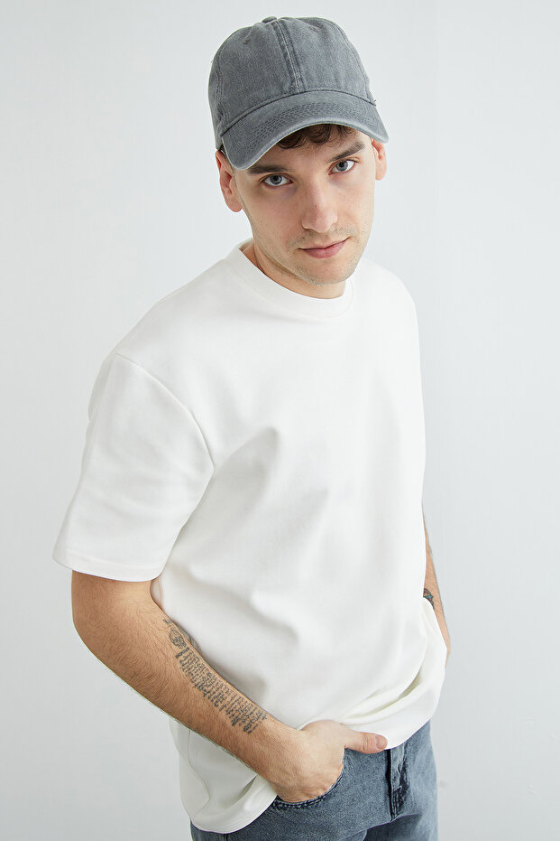 تي شيرت بيسك باللون الأسود ذو ياقة دائرية - 6