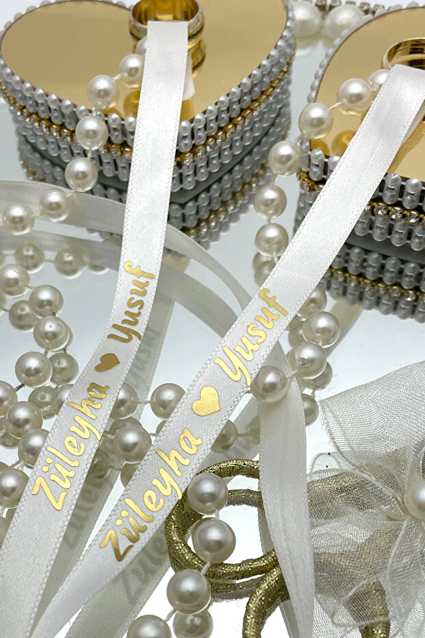 Lora Wedding Dökülen İncili Gold Varak (Parlak, Yaldızlı) Baskılı İsimli ve TARİHSİZ Söz Nişan Yüzük Kurdelesi