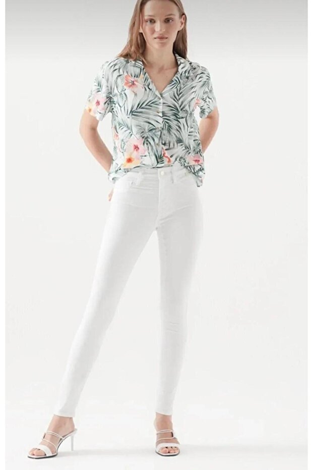 White Woman Stretchy Recovery Agent Slim Leg Jeans