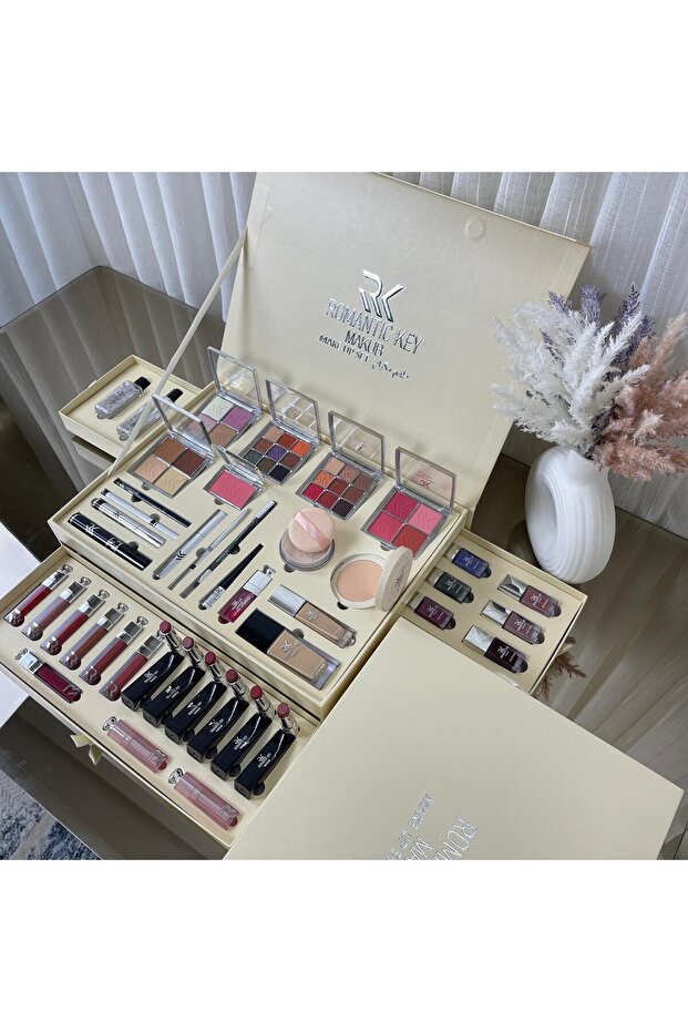 A complete makeup kit. - 4