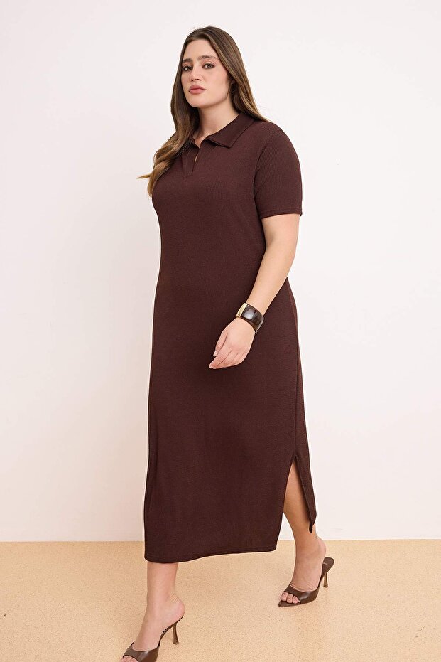 Kahverengi Polo Yaka Yırtmaçlı Shift/Normal Kesim Midi Esnek Örme Büyük Beden Elbise TBBSS26AH00125 - 2