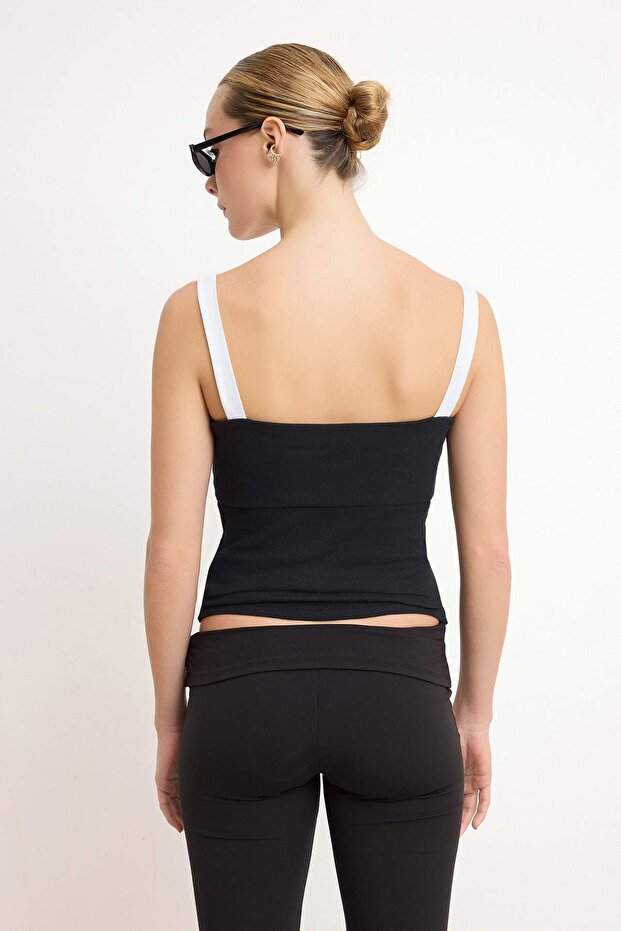 Siyah Renk Bloklu Fitted/Vücuda Oturan Havuz Yaka Kolsuz Fitilli Esnek Örme Bluz TWOSS26BZ00007 - 4
