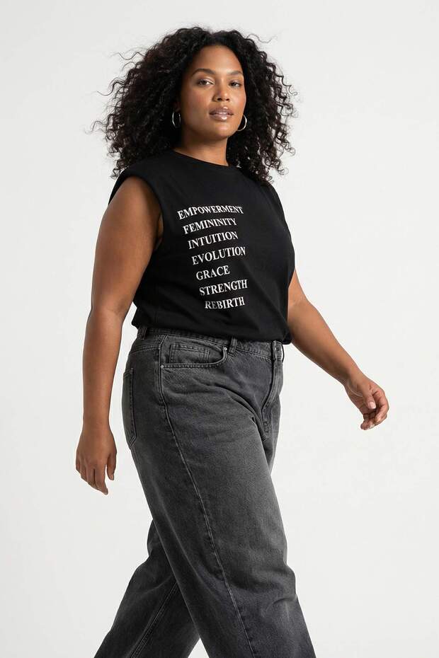 Siyah Bisiklet Yaka Vatkalı Büyük Beden Örme T-Shirt TBBSS26BF00004 - 1