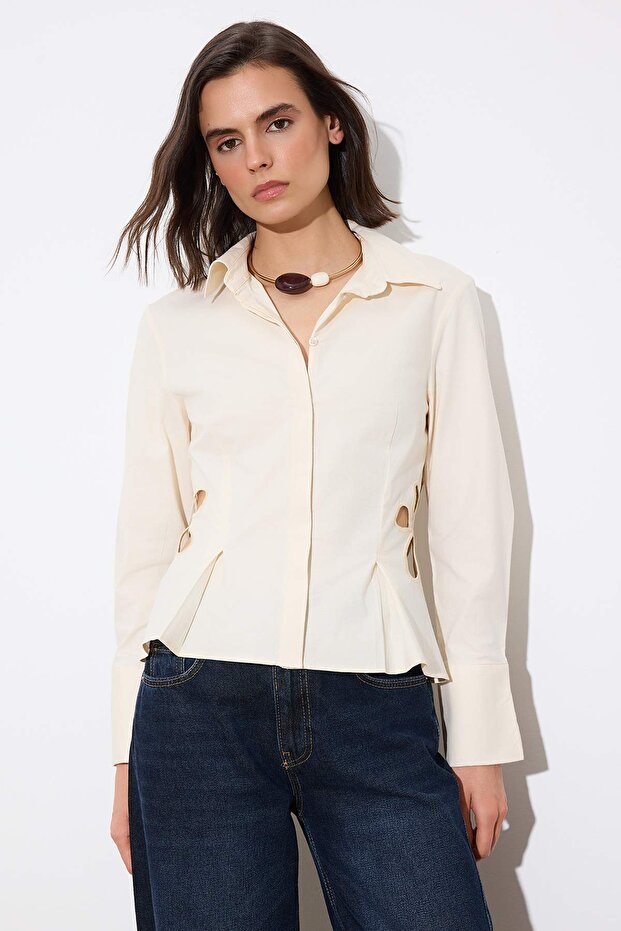 Limited Edition Bej Çiçek Nakış Detaylı Bele Oturan Poplin Gömlek TWOSS26GO00057 - 1