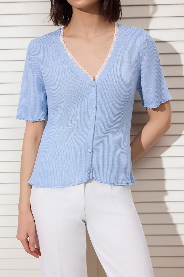 Bebe Mavisi V Yaka Dantel Detaylı Renk Bloklu Fitted İnce Triko Bluz TWOSS26BZ00292 - 3