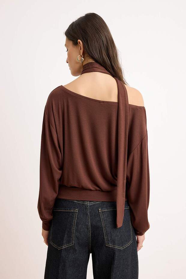 Kahverengi Düz Açık Omuzlu Şal Aksesuar Detaylı Regular/Normal Kalıp Örme Bluz TWOAW26BZ00308 - 4