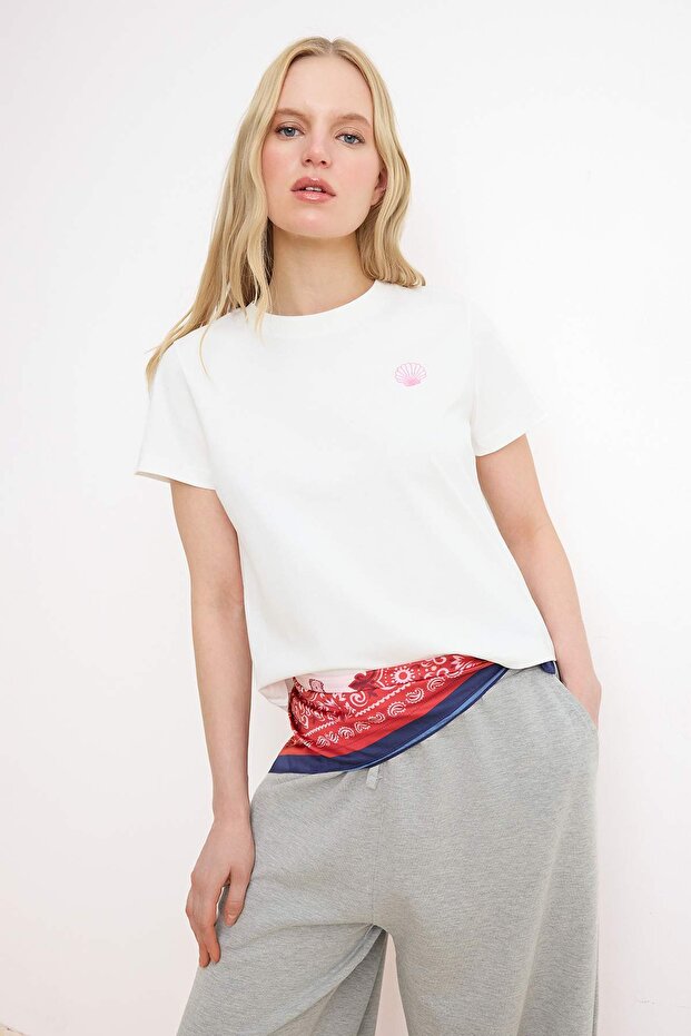Trendyolmilla  Ekru Nakışlı Regular/Normal Kalıp Kısa Kollu %100 Pamuk Örme T-Shirt TWOSS26TS00124 - Görsel 2