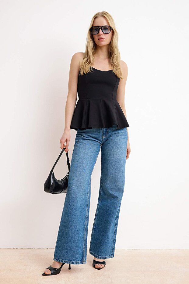 Trendyolmilla  Siyah Peplum Havuz Yaka İnce Askılı Kolsuz İnterlok Örme Bluz TWOSS26BZ00273 - Görsel 3