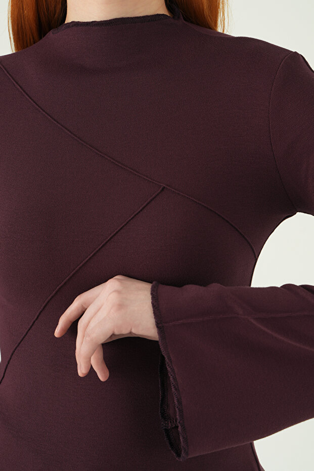 8238A بلوزة ذات ياقة دائرية وجزء أمامي مزين بالزهور بلون البرقوق - 4