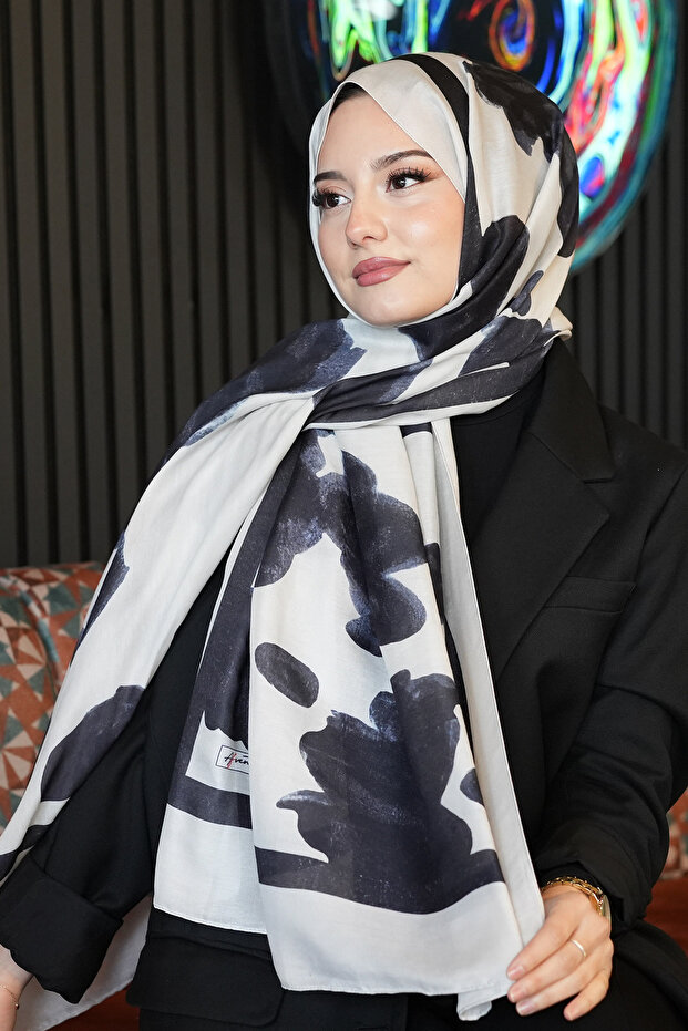 شال من القطن الناعم بنمط الورد باللون العاجي - 5