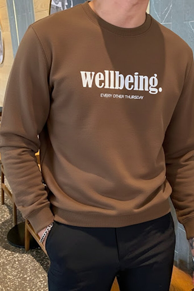 سويت شيرت رجالي بني مطبوع بتصميم Wellbeing