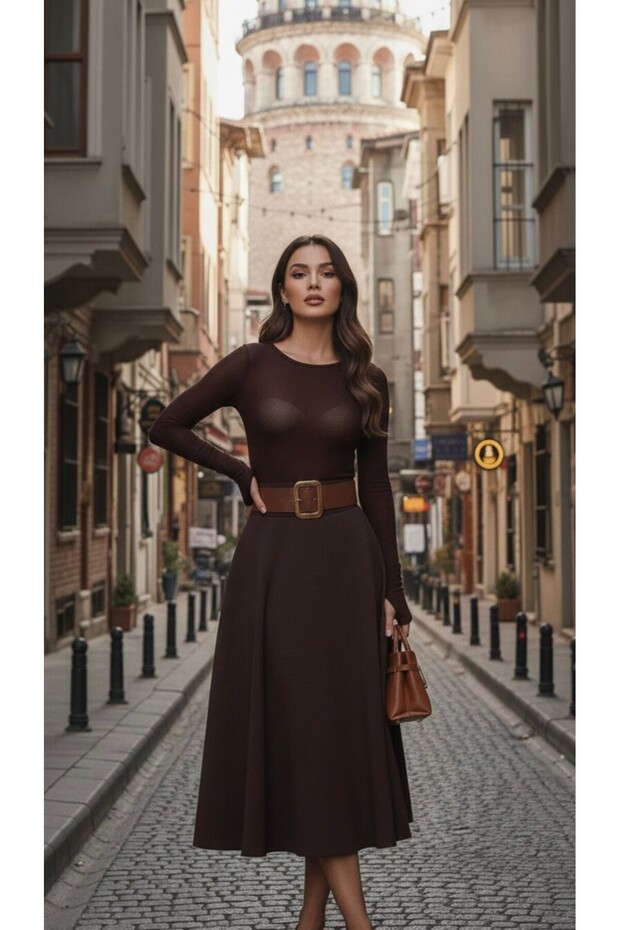 تنورة بني اللون مع حزام كورسيج
