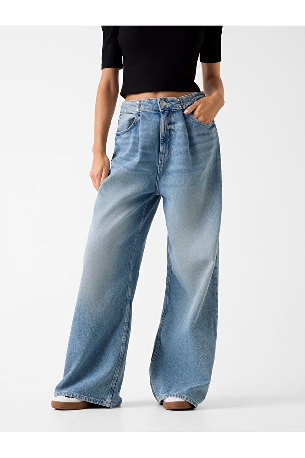 Wide-leg relaxed jeans