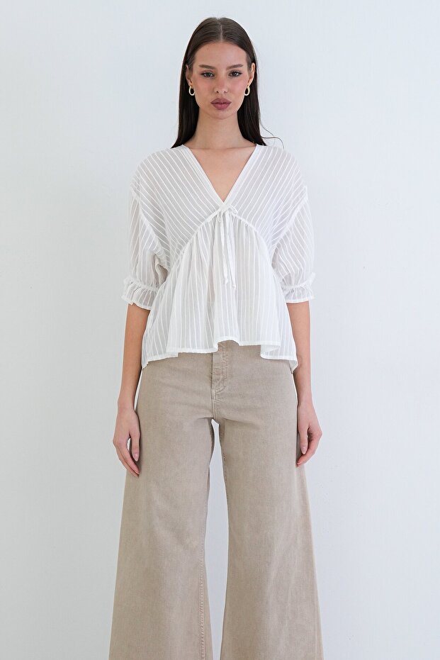 بلوزة مكشكشة على شكل حرف V - 4