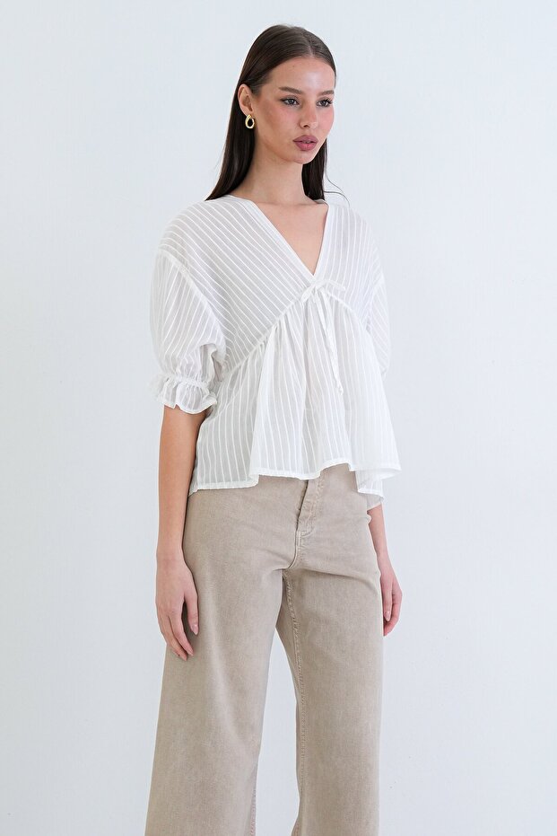 بلوزة مكشكشة على شكل حرف V - 2