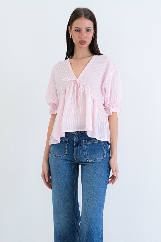 بلوزة مكشكشة على شكل حرف V - 4