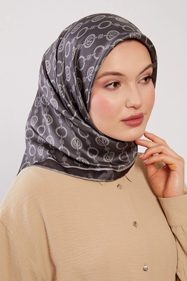 وشاح كريستال بنمط سلسلة باللون الرمادي - 1