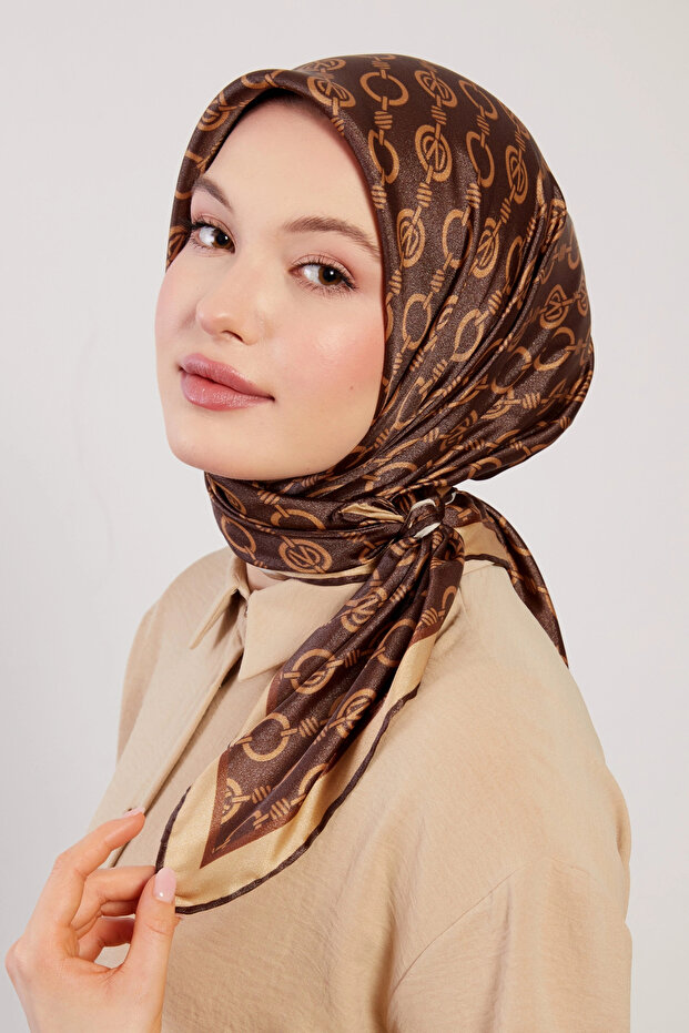 وشاح كريستال بنمط سلسلة بلون بني حار