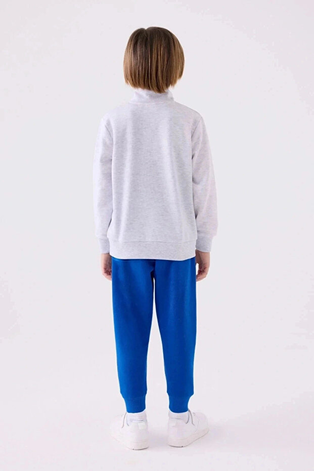 طقم رياضي للأولاد باللون الرمادي - 4