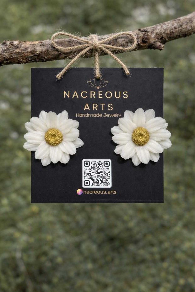 Golden Bloom Daisy Earrings – White Daisy Model Gold Detailed Handmade Women's Earrings