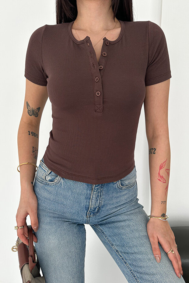 بلوزة ريبانا بأزرار أساسية - براون هينلي - 6